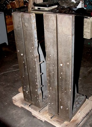 47" Height 11.75" Width Unknown ANGLE PLATES, T-Slotted Vertically, Cast Iron - Haga clic para agrandar la imagen