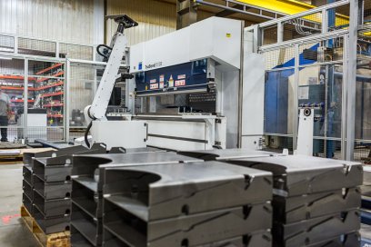 TRUMPF TRUBEND CELL 5000 EQUIPPED WITH TRUMPF 5130 PRESS BRAKE AND BENDMASTER 60 ROBOT MFG:2011 - INSTALLED NEW:2012 - ONLY 12,000 \"ON\"HOURS & 1815 BENDING - powiększ zdjęcie