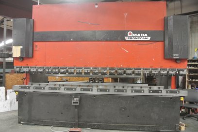 242 TON X 168\" AMADA PROMECAM HFB 2204 \"DOWN-ACTING\" HYDRAULIC PRESS BRAKE W/ OPERATEUR CNC CONTROL MFG: 1992 - Haga clic para agrandar la imagen