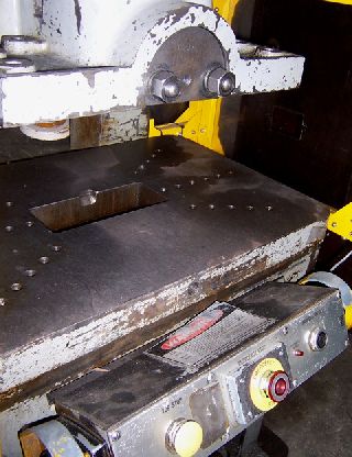 60 Ton 4 Stroke Federal OBI PRESS, WITH ISB LIGHT CURTAIN, DUAL PALM BUTTO - Haga clic para agrandar la imagen