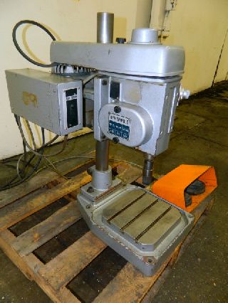 6.5 Dia. Cap 0.5 Speedy-Cut ST-1 TAPPING MACHINE, Foot Switch, T-Slotted T - Haga clic para agrandar la imagen